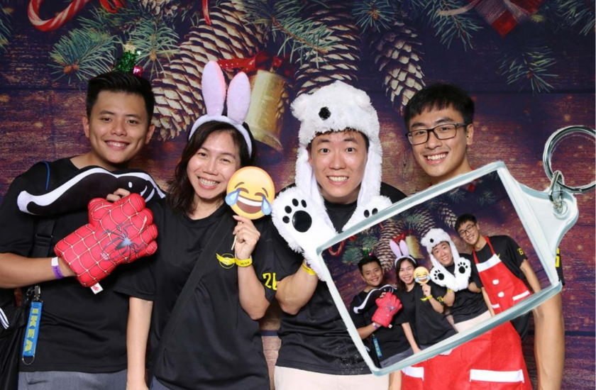 Blog 5 Nostalgic Keepsakes: The Revival of Keychain Photo Souvenirs